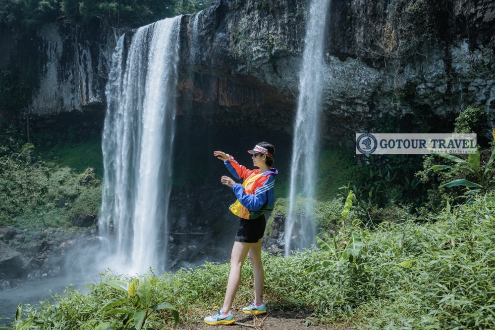 Du khách phơi nắng tại thác K50