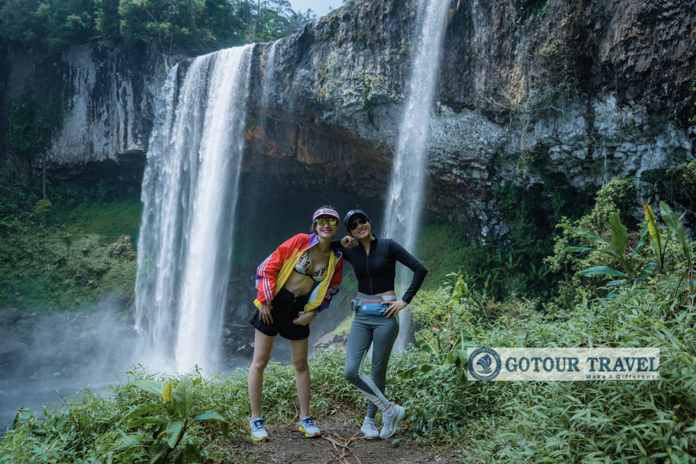 Du khách tạo dáng bên thác K50 - Gotour Travel