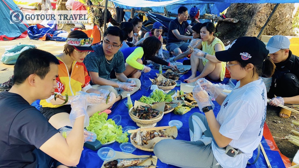 Du khách thưởng thức bữa trưa cùng Gotour tại thác K50