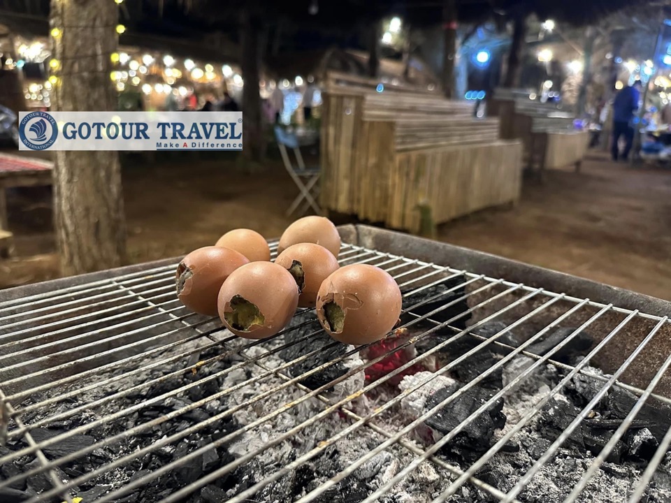 Món trứng nướng than tại chợ phiên Măng Đen