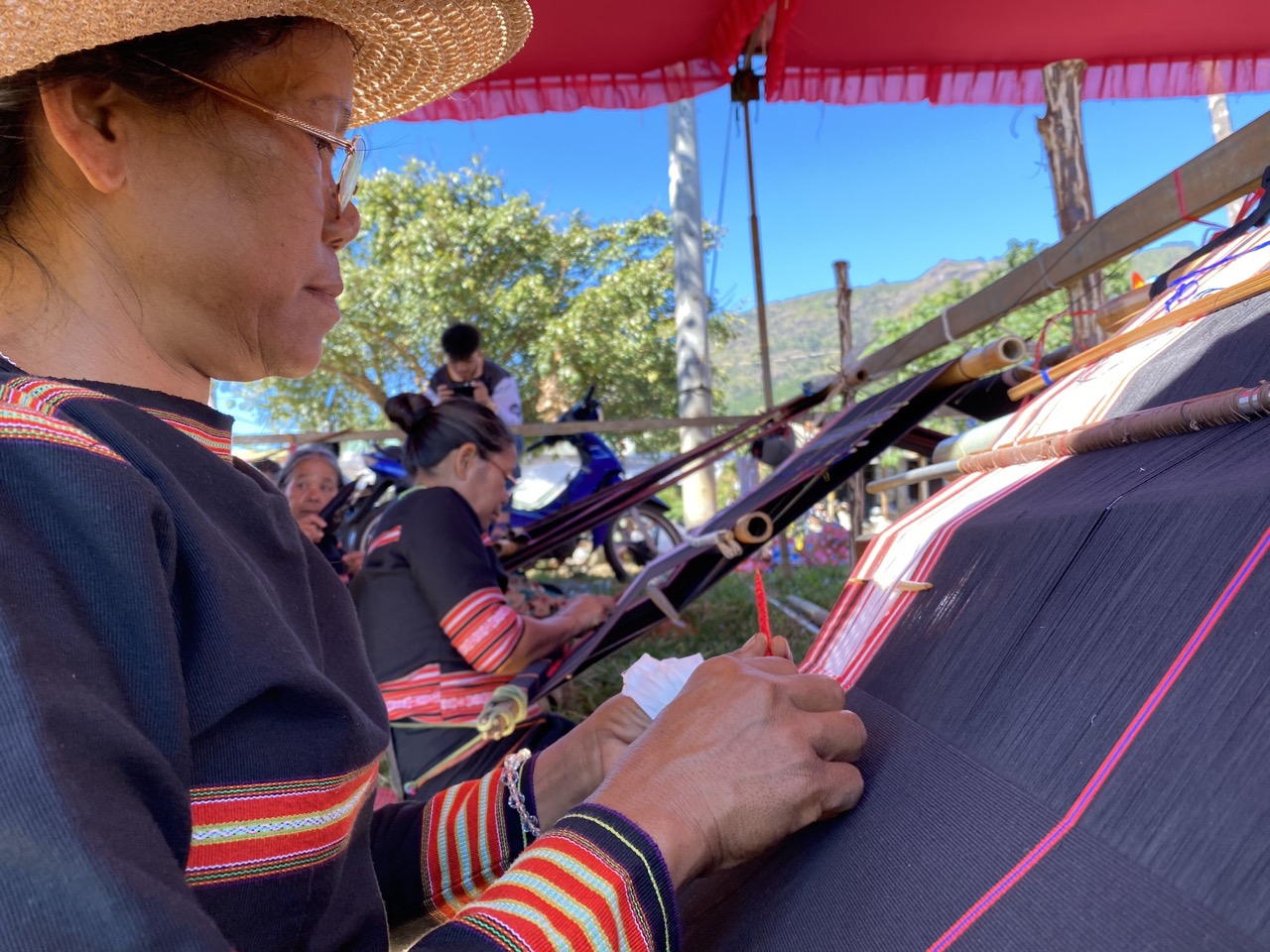 Nghệ nhân dệt thổ cẩm