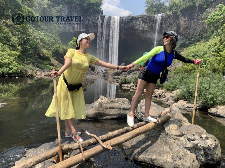 Vẻ đẹp của du khách tại thác K50 - Gotour