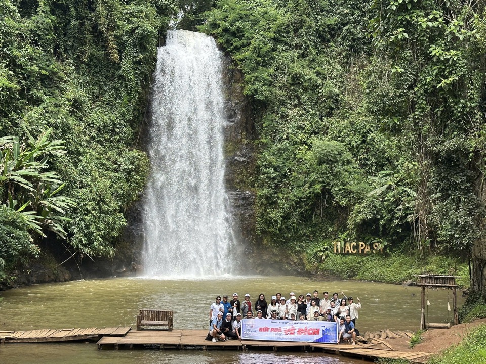 Du khách tham quan thác Pa Sỹ tại Măng Đen