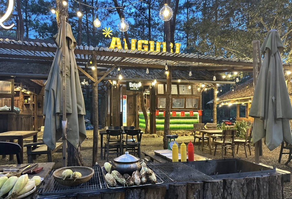 Thưởng thức bắp nướng và sữa hạt Kơ Nia tại chợ đêm Măng Đen