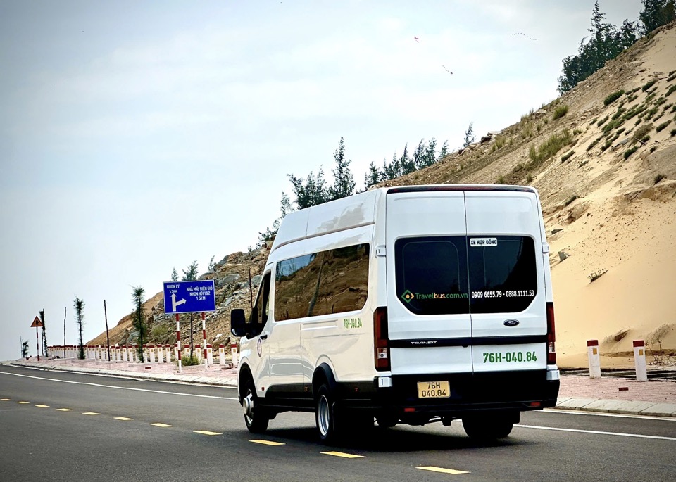Cho thuê xe Ford Transit Premium 18 chỗ 2024