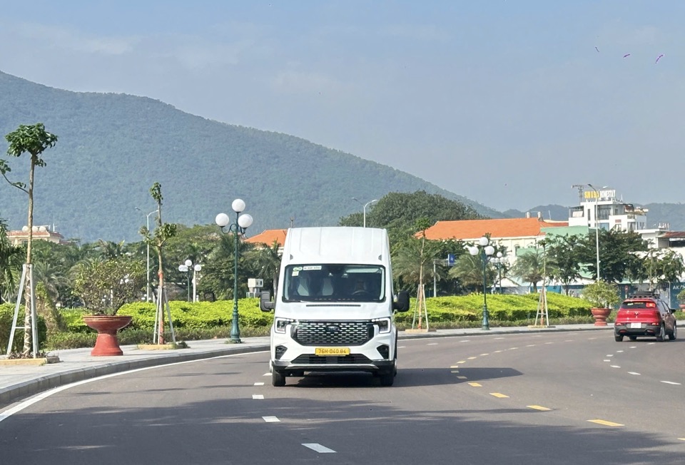 Cho thuê xe Ford Transit Premium 18 chỗ 2025
