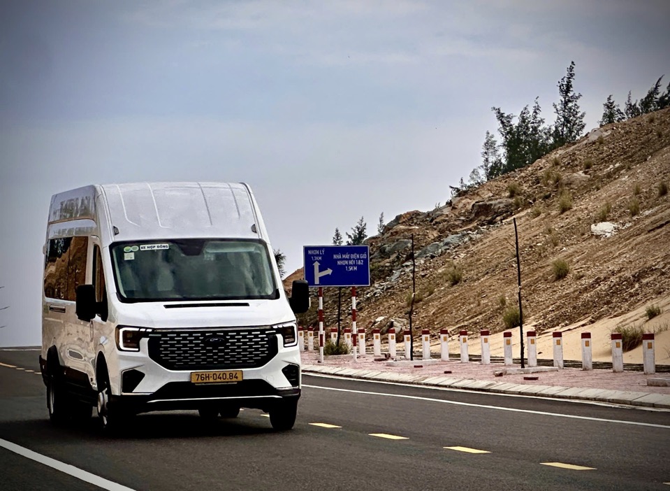 Cho thuê xe Ford Transit Premium 18 chỗ
