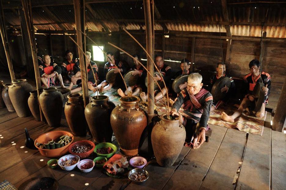 Người đồng bào Tây Nguyên thưởng thức rượu cần trên nhà sàn